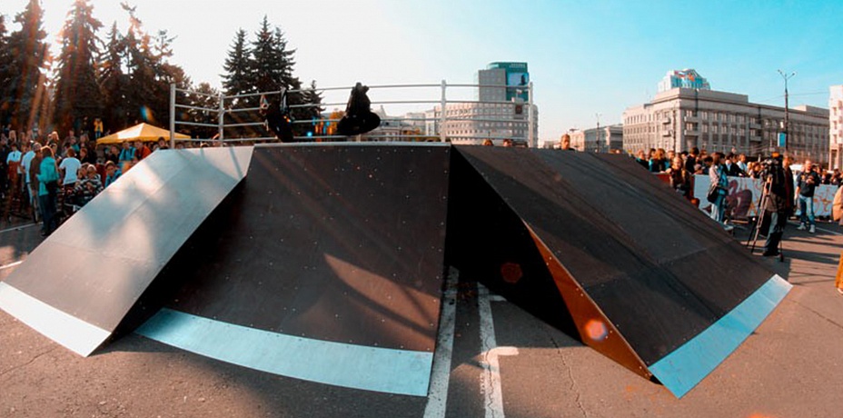 Для спортсменов-экстремалов монтируют скейт-парк в центре Челябинска