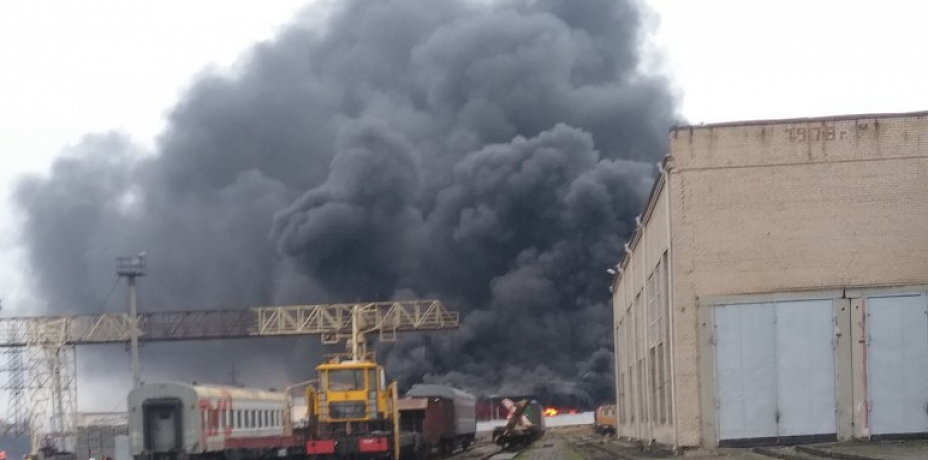 На заправке в Челябинске дотла сгорел бензовоз (видео)