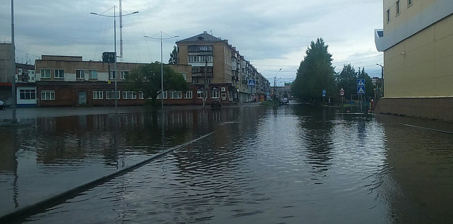 После ливня в Копейске затопило центр города