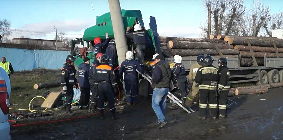 За секунды до смерти водитель лесовоза пытался объехать пробку в Челябинске