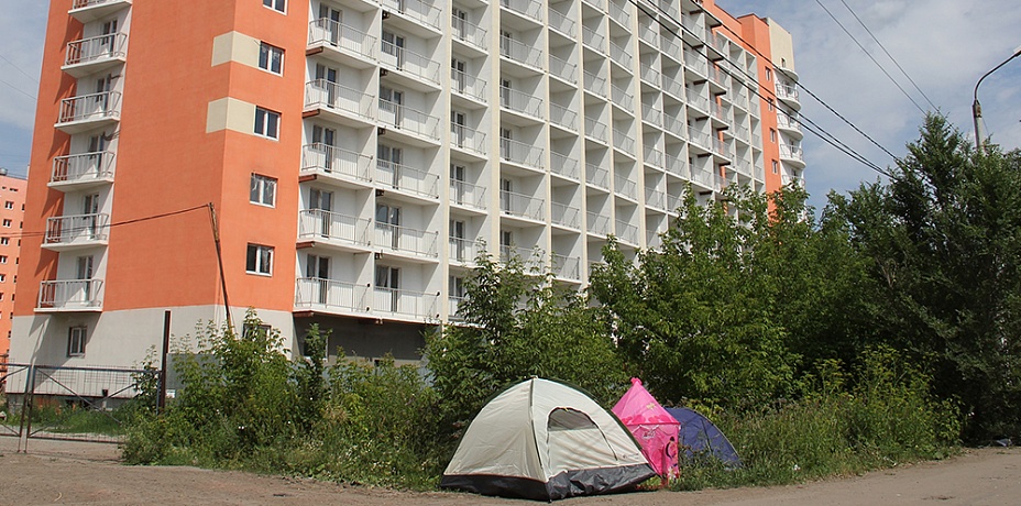 Обманутые дольщики ждут свои квартиры в палатках у недостроенного дома в Копейске