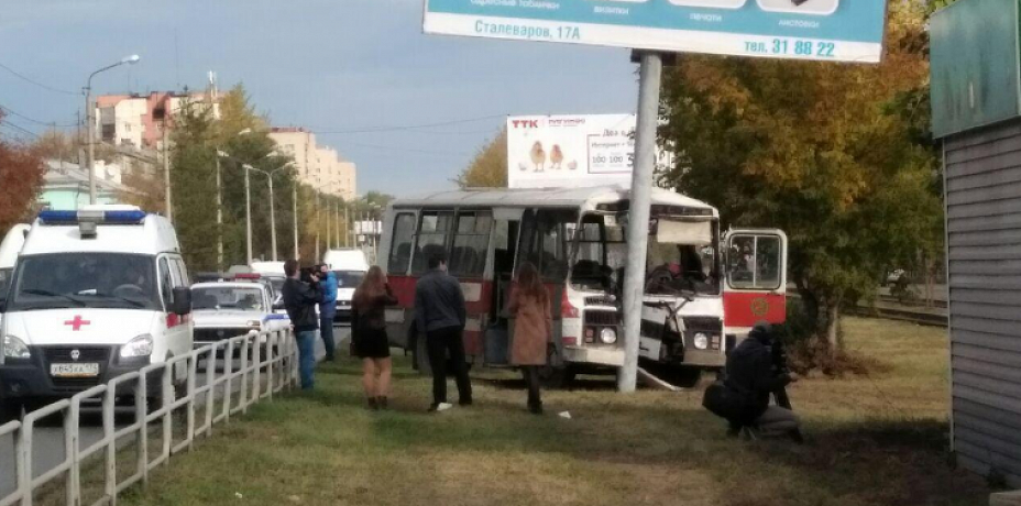 В Магнитогорске водитель смог остановить автобус, только врезавшись в столб