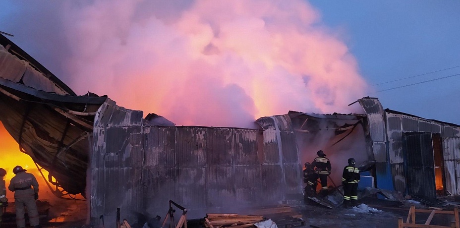 Пожар охватил производственный цех в Сосновском районе