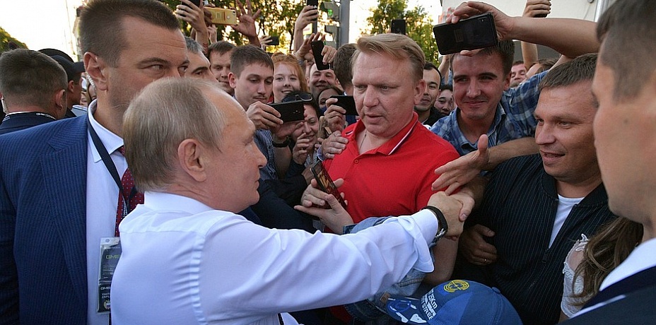 «Студенты плакали». Владимир Путин на Урале остановил кортеж и вышел к народу