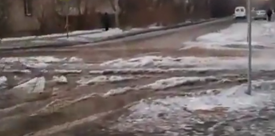 В Челябинске из-за коммунальной аварии улица ушла под воду