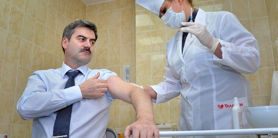 Вице-губернатор Евгений Редин привился от гриппа  и всем советует