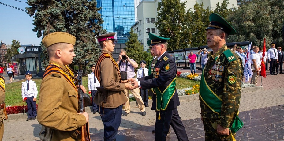 В Челябинске прошла церемония передачи капсулы с землей с Курской дуги