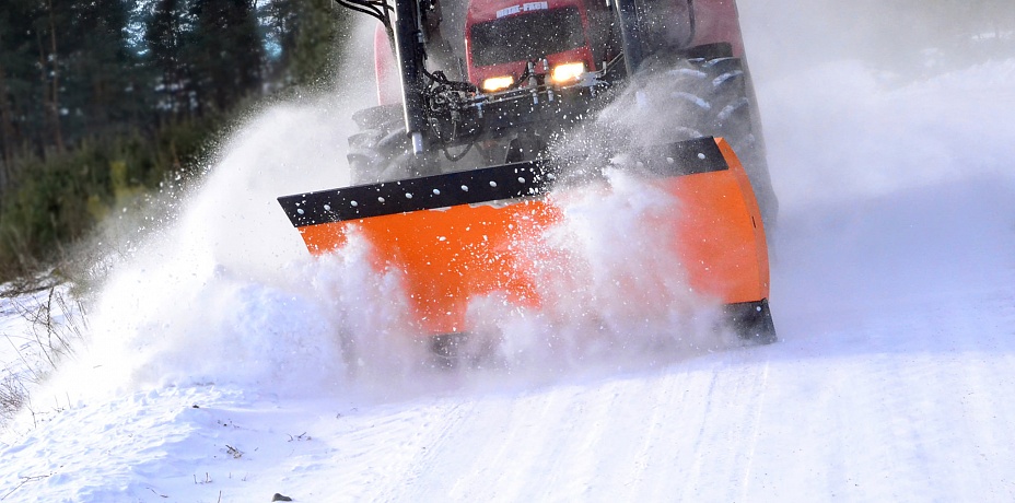 Дорожные службы обещают навести порядок после снегопада уже к утру 