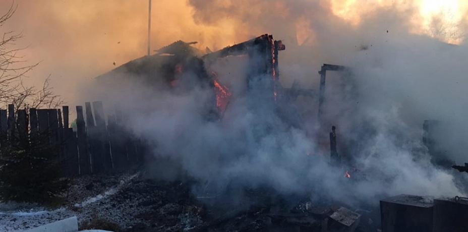 Школьница чудом спаслась из горящего дома под Челябинском