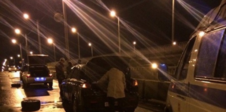 Мост в Челябинске оставил без колёс 6 автомобилей (фото)