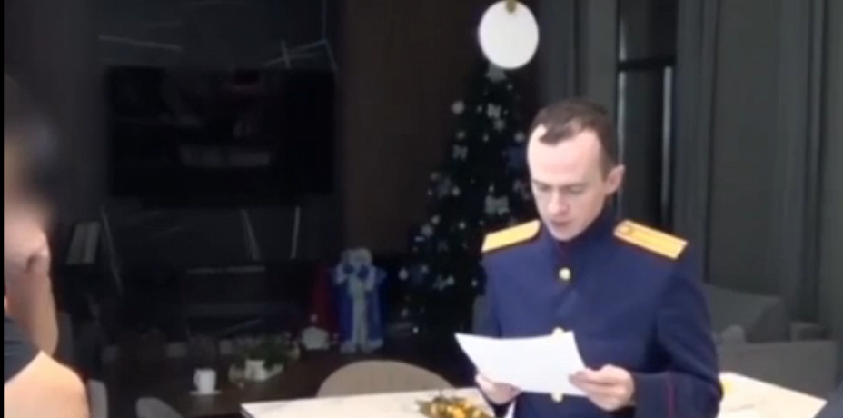 ФСБ опубликовала видео обыска в доме бывшего начальника комитета дорожного хозяйства Челябинска 