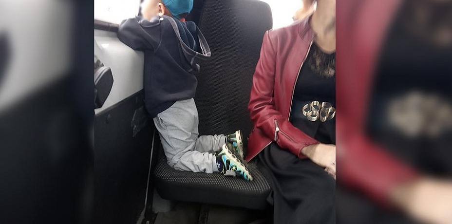  «В черный список таких мамаш!» Челябинские пассажиры возмущены поведением активных детей и их мам в маршрутках