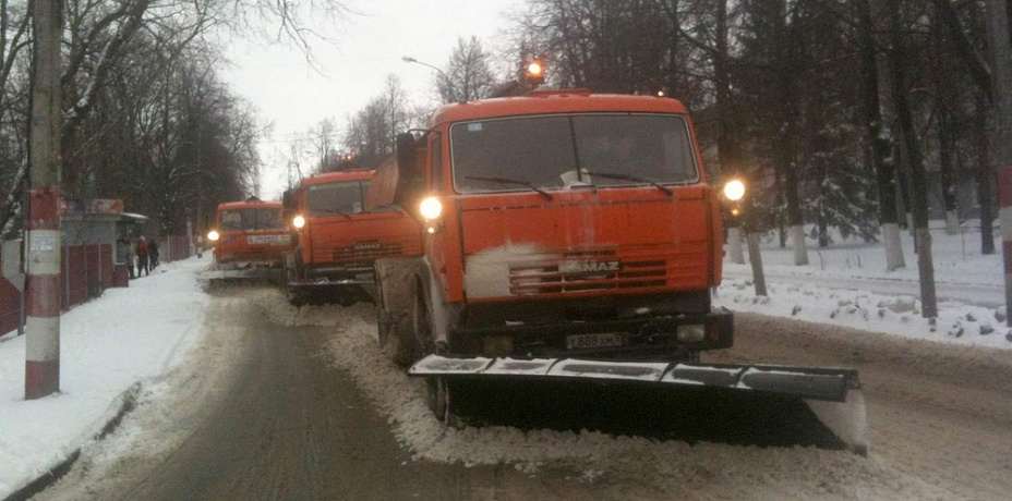 Дороги в Челябинске непрерывно подметают от снега 12 колонн техники