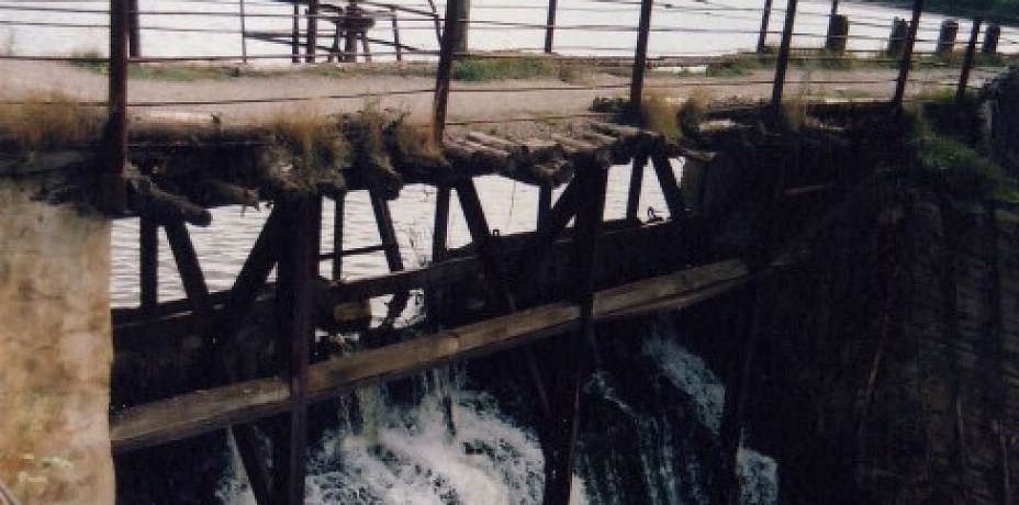 Старый пруд держит ветхая плотина
