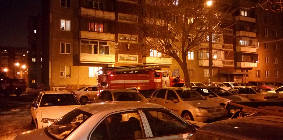 Несколько пожарных машин и скорая помощь примчались в район ЧТЗ в Челябинске