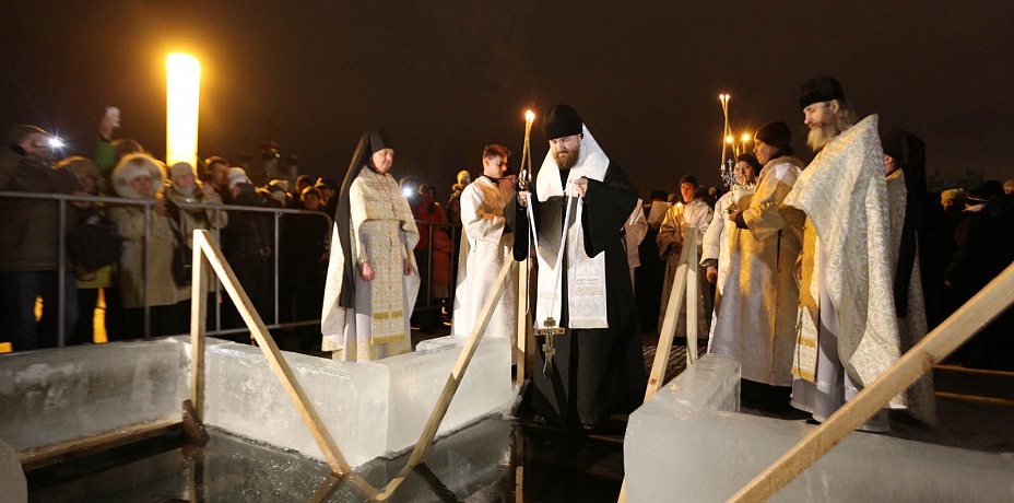 Митрополит Челябинский и Миасский совершил ночную литургию в мужском монастыре