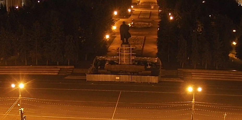 В Челябинске из-за угрозы обрушения приостановили ремонт памятника Ленину на площади Революции