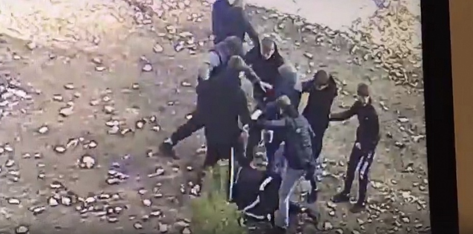 Группа подростков жестоко избила сверстника в школьном дворе. Видео 18+