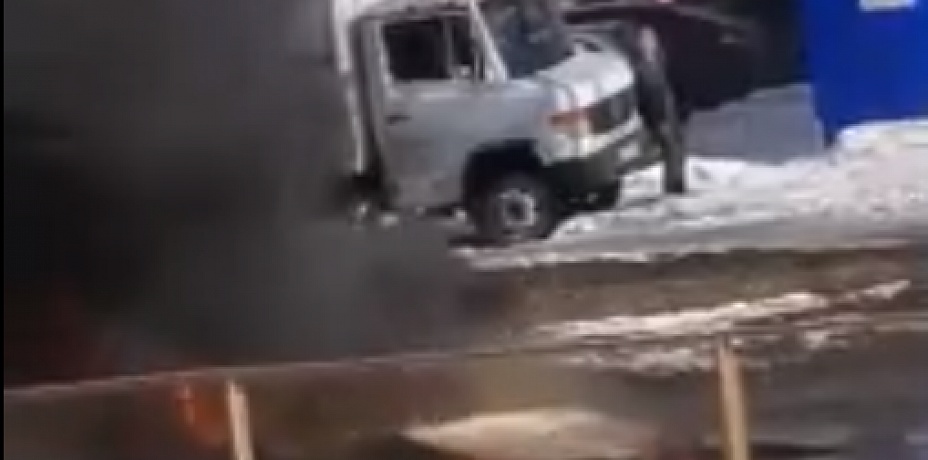 «Мы слышали взрыв». В Ленинском районе вспыхнул автомобиль с пассажирами. Видео