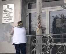 В Челябинске женщина пришла в ЗАГС с битой В Челябинске женщина пришла в ЗАГС с битой