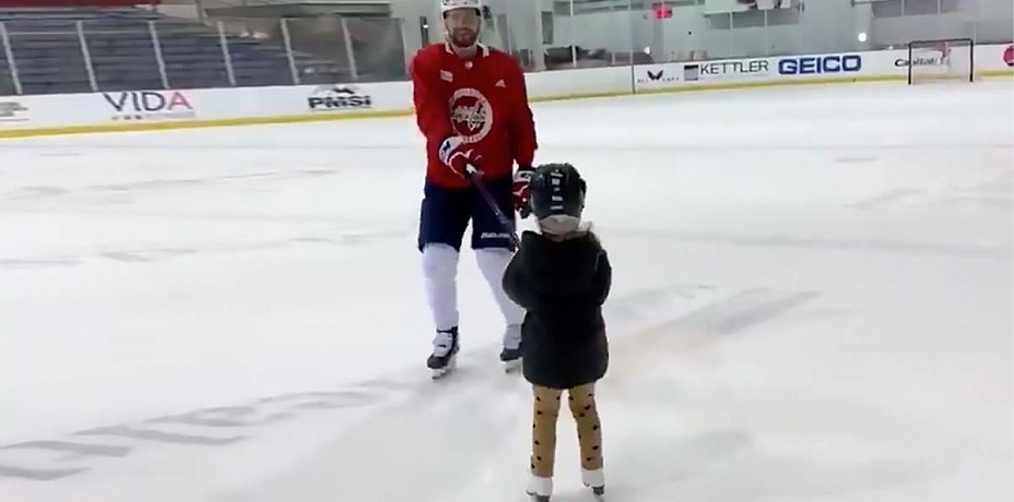 Евгений Кузнецов вывел дочку в коньках на лед тренировочной площадки «Вашингтона»