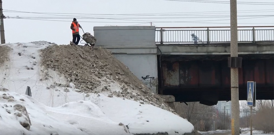 В Челябинске грязный снег с дороги выбрасывают прямо в реку